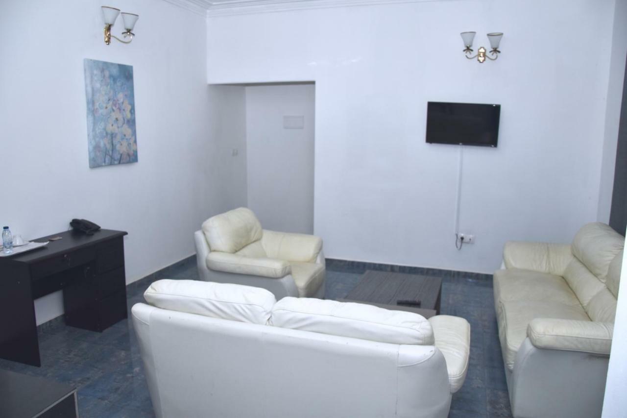 Hotel La Couronne Rw Yaoundé Exterior foto