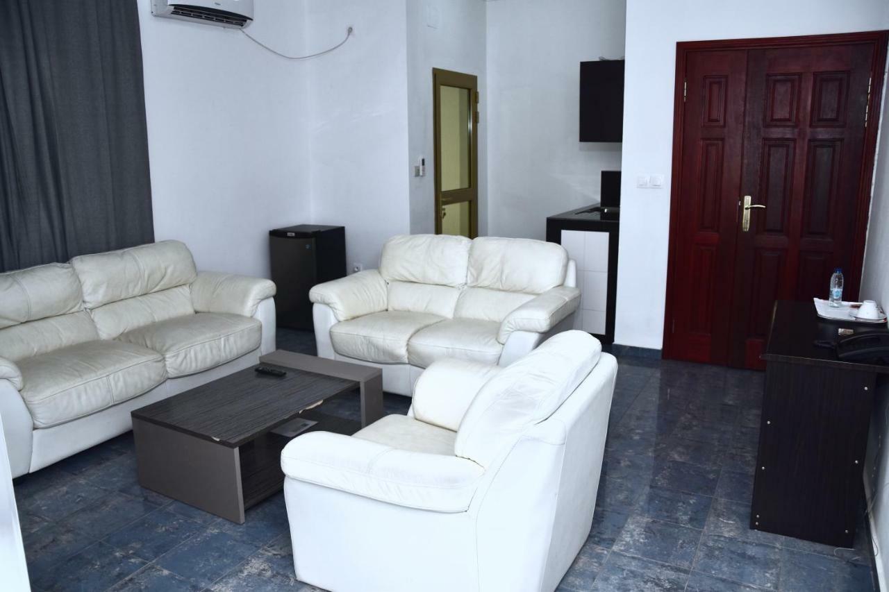 Hotel La Couronne Rw Yaoundé Exterior foto